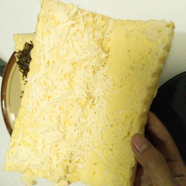 Berikan isian roti keju, yang satunya coklat, tuangkan susu kental manis diatasnya.