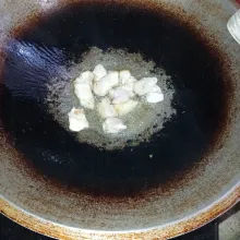 Panaskan minyak,masukkan daging ayam dan masak hingga matang, sisihkan ketepi wajan