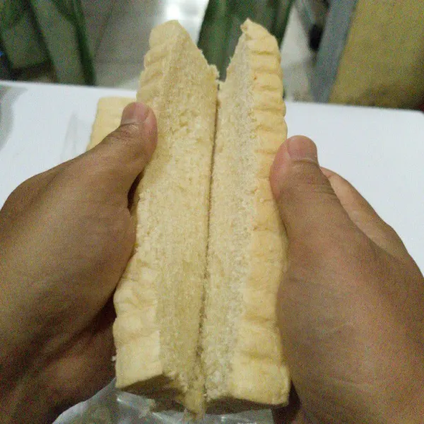 Belah masing-masing roti tidak sampai terputus.
