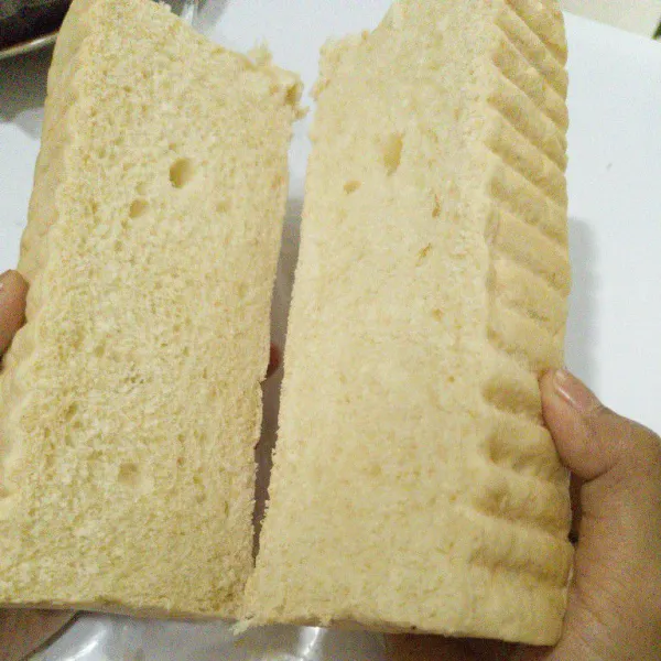 Potong roti menjadi 2 bagian (terputus).