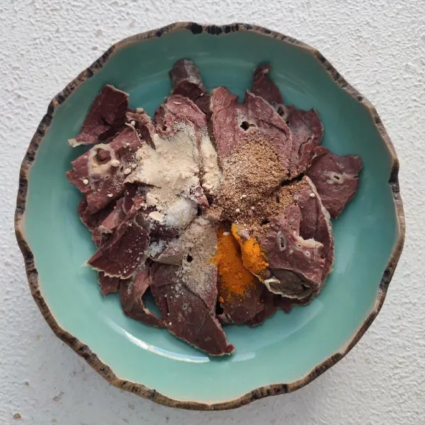 Bumbui dengan garam, merica bubuk, ketumbar bubuk, kunyit bubuk, dan bawang putih bubuk. Aduk hingga rata.