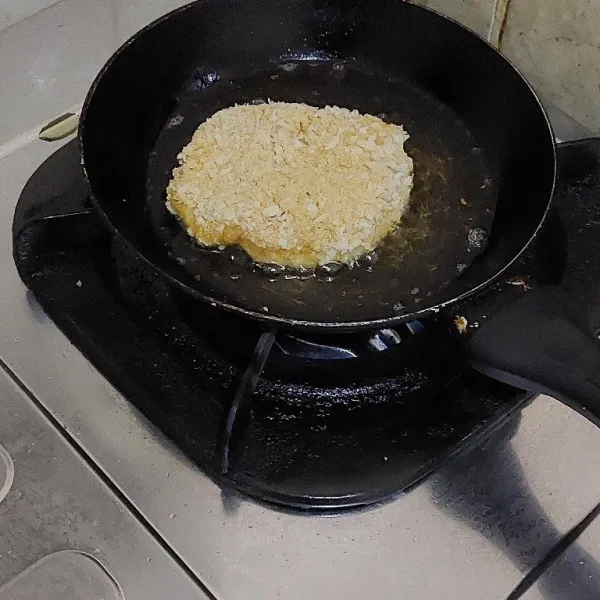Goreng dengan api kecil hingga matang.