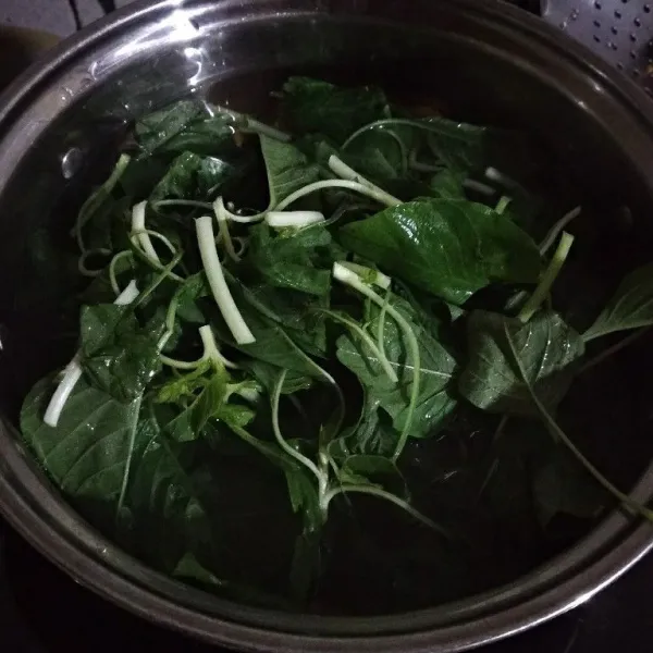 Masukkan bayam. Tambahkan garam dan kaldu bubuk.