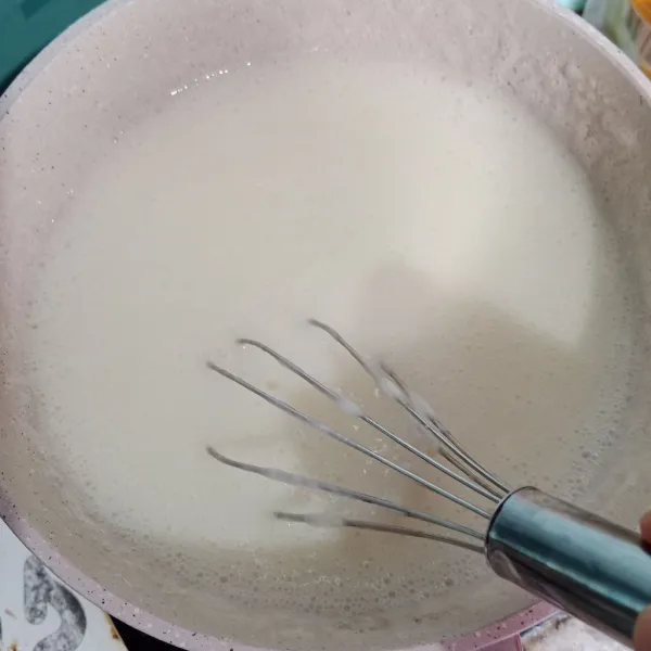 Masukkan semua bahan puding creamy kecuali vla instan. Saat hampir mendidih, masukkan vla instan. Didihkan, lalu matikan api.