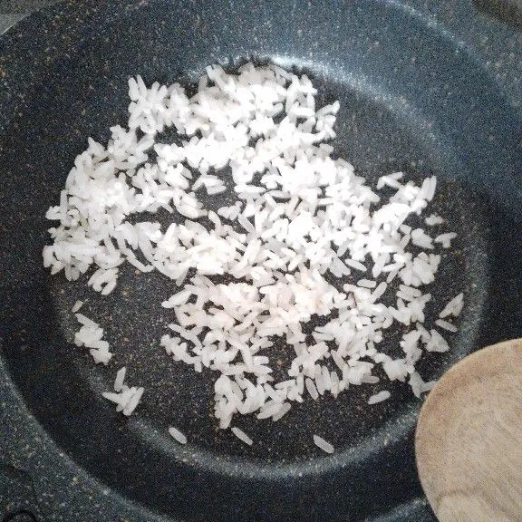 Sanggrai beras sampai kering.