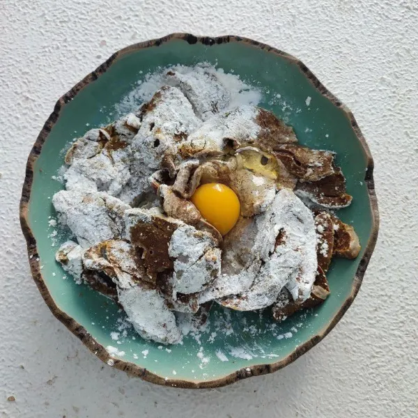 Tambahkan telur ayam, aduk kembali hingga rata.