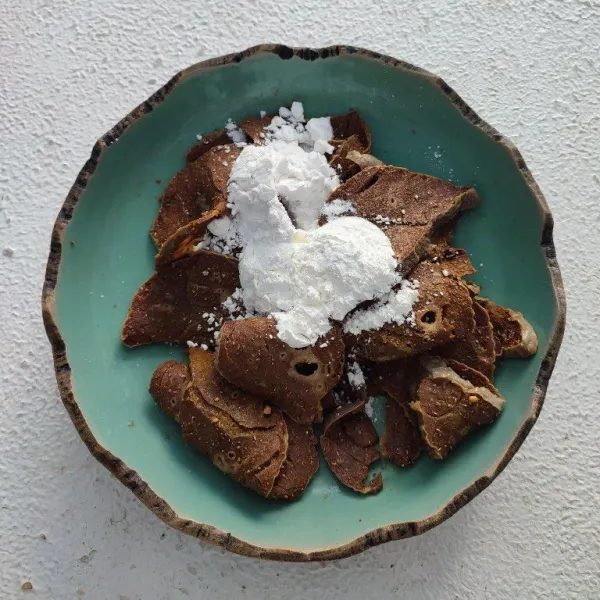 Tambahkan tepung maizena dan tepung tapioka, aduk rata.