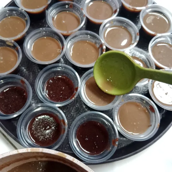 Tuang dalam cup yang sudah diisi puding choco
