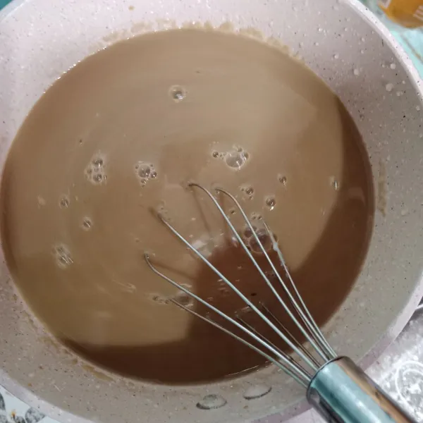 Masukkan semua bahan puding cappucino. Masukkan kopi seduh perlahan. Ampasnya tidak saya masukkan. Masak hingga mendidih