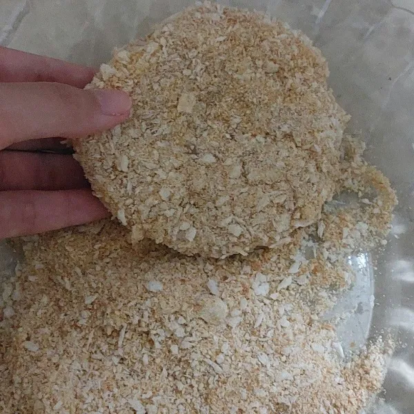 Balurkan katsu ke dalam sisa kocokan telur dan tepung roti.