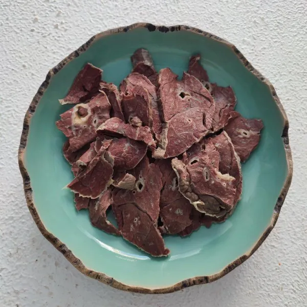 Iris tipis paru sapi yang sudah direbus.