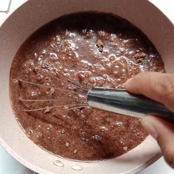 Masukkan semua bahan jelly choco. Aduk rata lalu nyalakan api. Didihkan