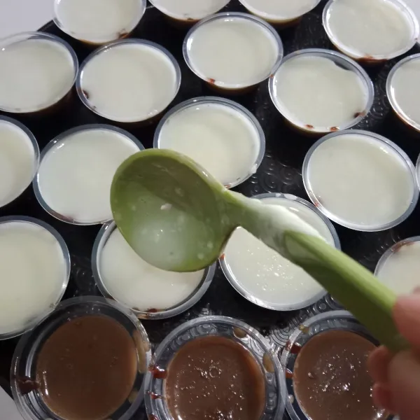 Tuang puding creamy ke dalam cup yang sudah diisi dengan puding choco dan cappucino. Tunggu set dan puding siap dimasukkan snack box atau dinikmati