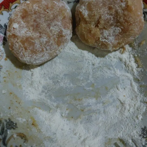 Bulatkan seperti patty lalu lapisi dengan tepung terigu.