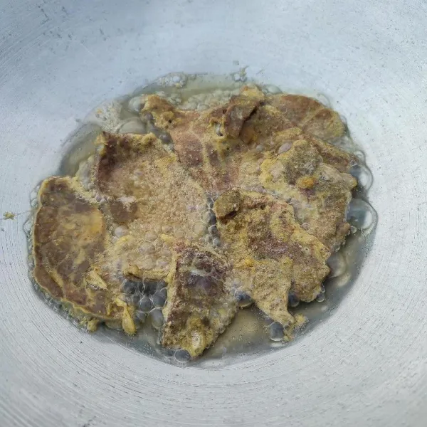 Goreng diminyak panas dan api kecil hingga paru matang dan kering. Angkat dan tiriskan.