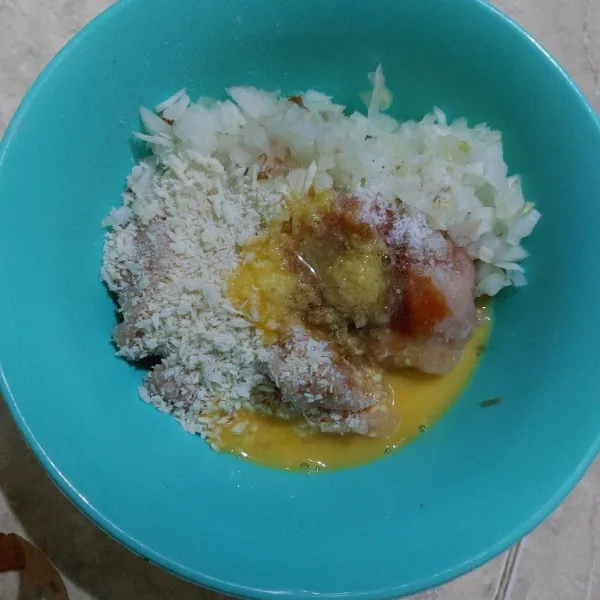 Aduk merata bawang bombay cincang, ayam giling, 1/2 butir telur, 1 sdm tepung roti, saus tomat, kecap inggris, garam, dan lada.