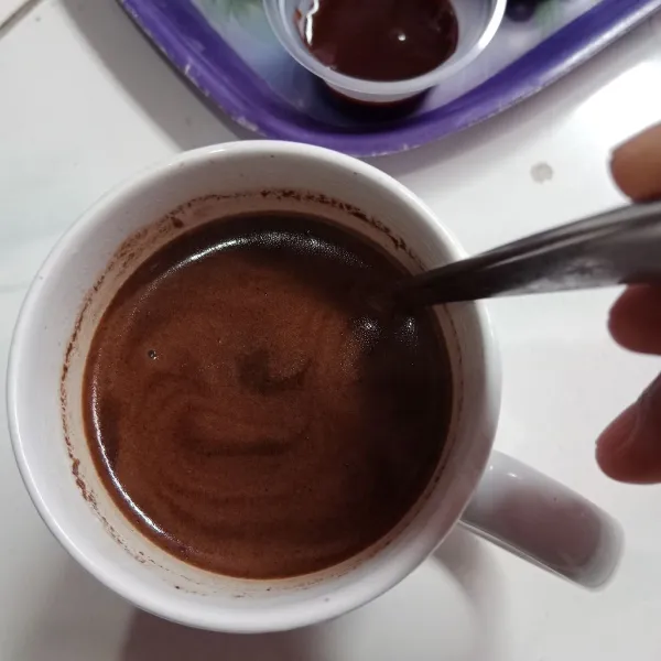 Sedih 3 sdt kopi bubuk dengan 200 ml air panas. Apabila pakai kopi instan tinggal campur semua bahan puding cappucino nya ya