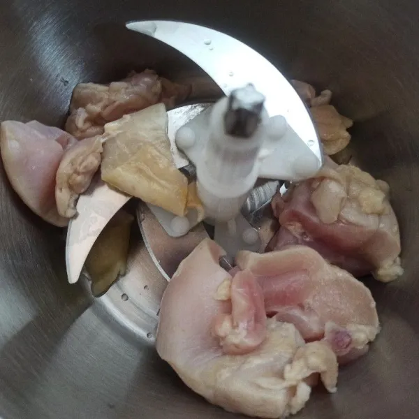 Masukkan ayam kedalam cooper kemudian cooper sampai setengah halus.