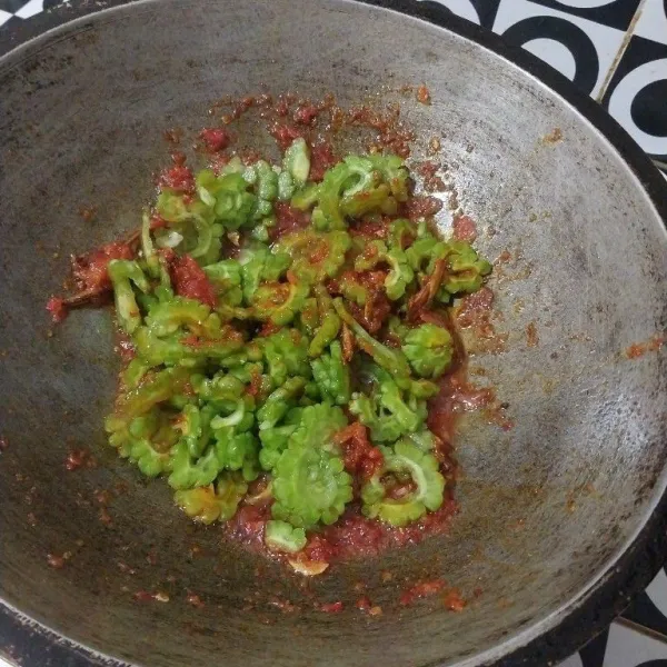 Masukkan pare aduk merata sampai matang.