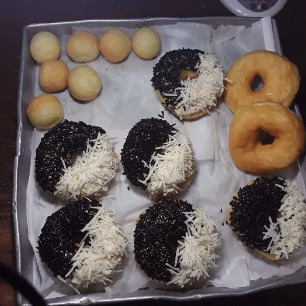 Setelah dingin beri toping buttercream, meises dan keju parut.