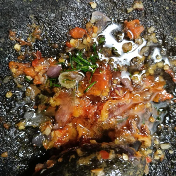 Tuangkan minyak panas ke dalam sambal. Siap disajikan!