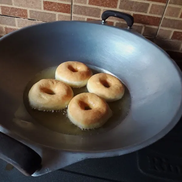 Goreng donat dalam minyak panas, gunakan api kecil hingga matang, cukup 1 kali balil saja. Angkat dan tiriskan.