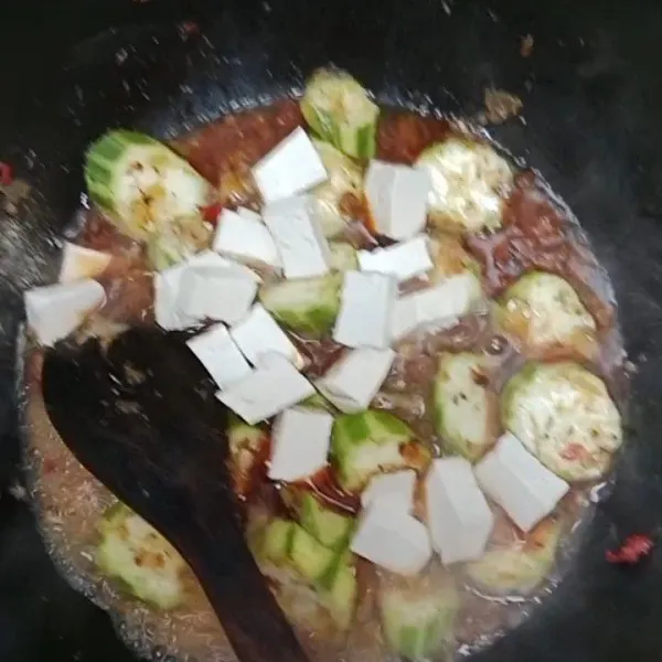 Aduk hingga rata, kemudian tambahkan tahu yg sudah dipotong kotak kecil.