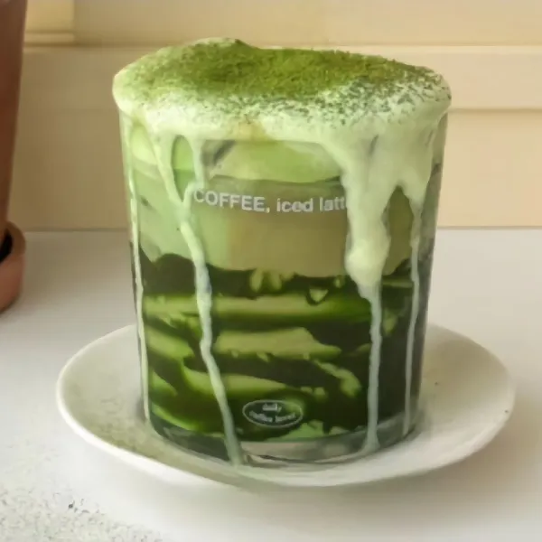 Tuang sisa campuran matcha dan susu. Taburi sedikit matcha diatasnya.