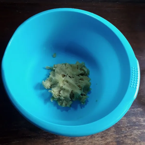 Kukus ubi hingga empuk, haluskan selagi panas. Sisihkan hingga dingin.
