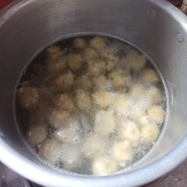 Rebus sebagian adonan seperti membuat bakso, masak sampai mengapung.