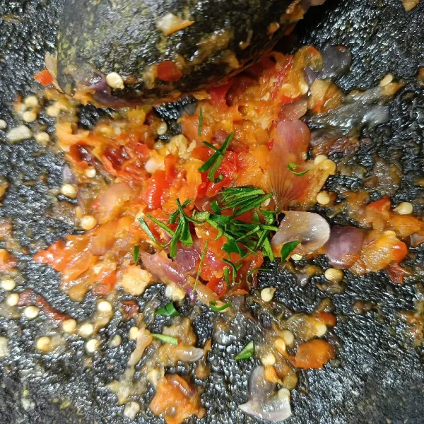 Tambahkan potongan atau irisan daun jeruk ke dalam sambal. Disini saya gunakan gunting dapur.