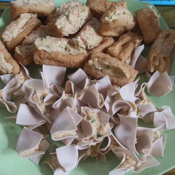 Sebagian lagi masukkan adonan kedalam kulit pangsit dan tahu pong.