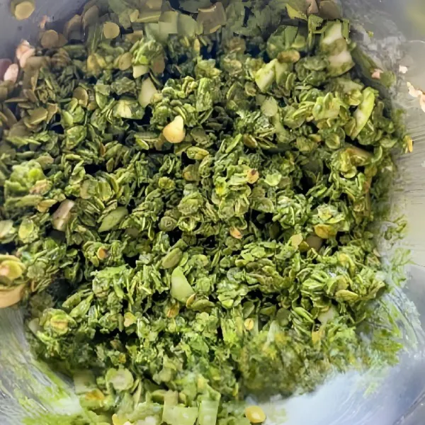 Aduk rata adonan hingga warna rata.