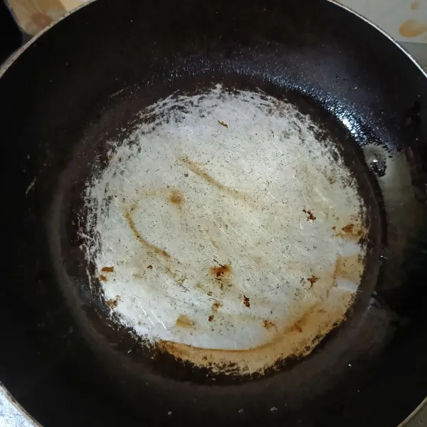 Panaskan minyak dalam teflon sampai mendidih.