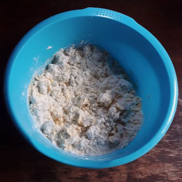 Campurkan ubi, terigu, gula, susu, ragi, dan telur, aduk rata.