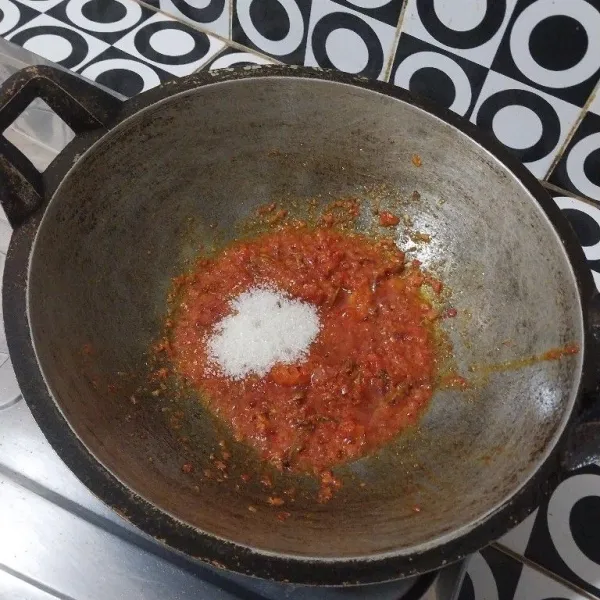 Tambahkan garam, penyedap rasa, dan gula.