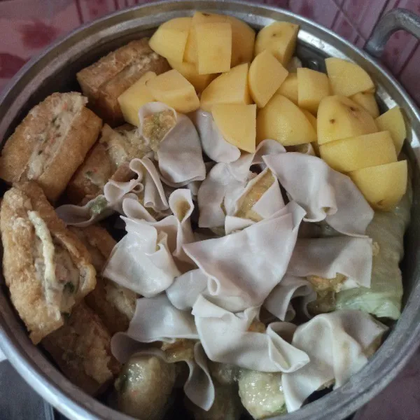 Tata semua adonan kedalam kukusan dan kukus hingga matang.