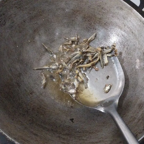 Goreng ikan teri sampai matang.