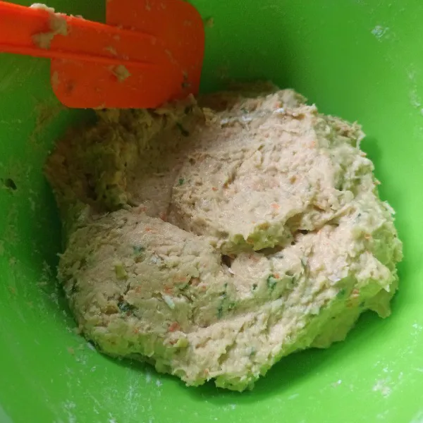 Campur bahan yang sudah di Cooper dengan tepung terigu dan tapioka aduk hingga tercampur rata.