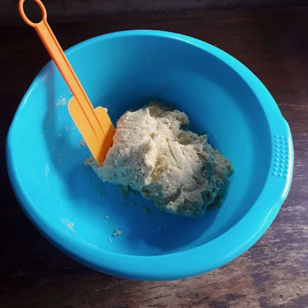 Tambahkan air secara bertahap sambil diuleni hingga rata. Masukkan margarin dan garam, uleni kembali hingga kalis.