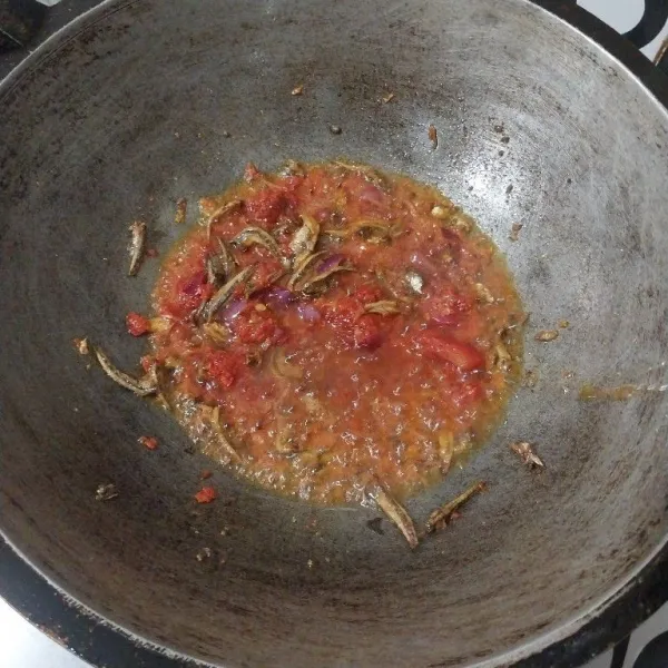 Masukkan bumbu halus tumis hingga matang dan wangi.