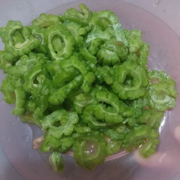 Siapakan pare yang sudah diiris tipis dan dibersihkan.