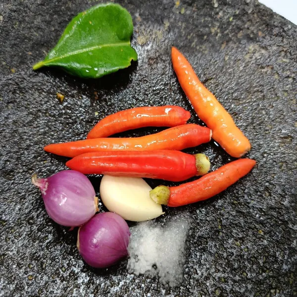 Siapkan cabai, bawang merah, bawang putih, daun jeruk, garam, micin.