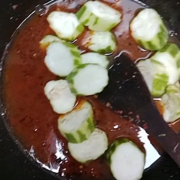Masukkan oyong yang sudah dikupas, dipotong, dan dicuci.