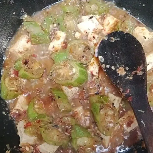 Masak hingga bumbu meresap, cek rasa. Oyong tahu pedas siap disajikan.