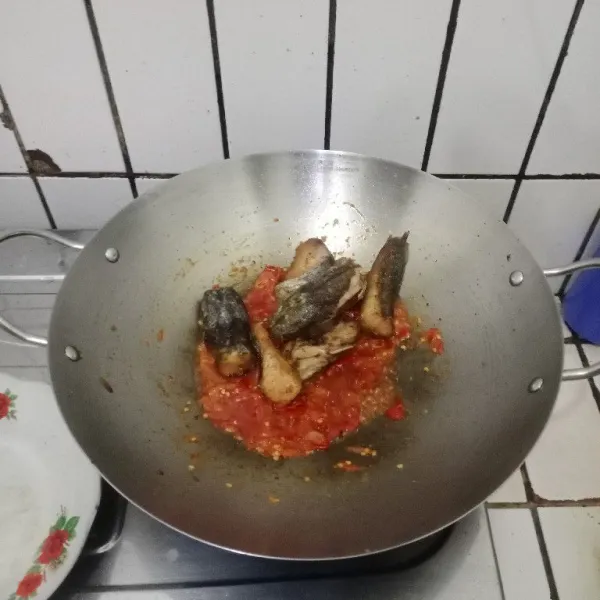 Masukkan ikan lele. Aduk hingga tercampur rata.