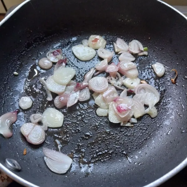 Tumis bawang merah dan bawang putih hingga layu