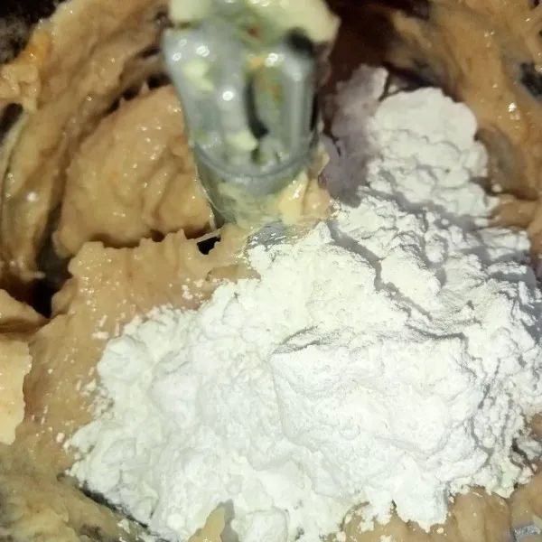 Campur semua bahan menjadi satu kecuali tepung tapioka kemudian haluskan menggunakan Chopper Setelah semuanya halus lalu masukkan tepung tapioka aduk hingga rata.