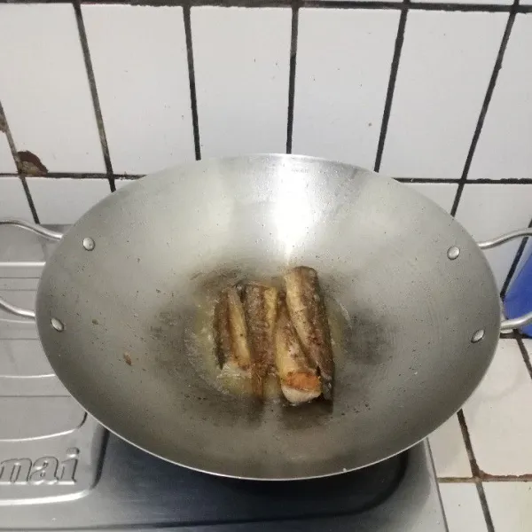 Goreng lele hingga matang.