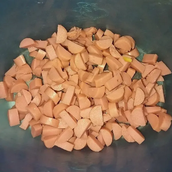 Potong kecil-kecil sosis.